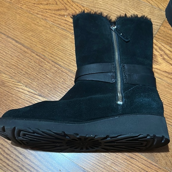 UGG Black Winter Boots with Fur Lining and Side Zipper - Picture 2 of 6